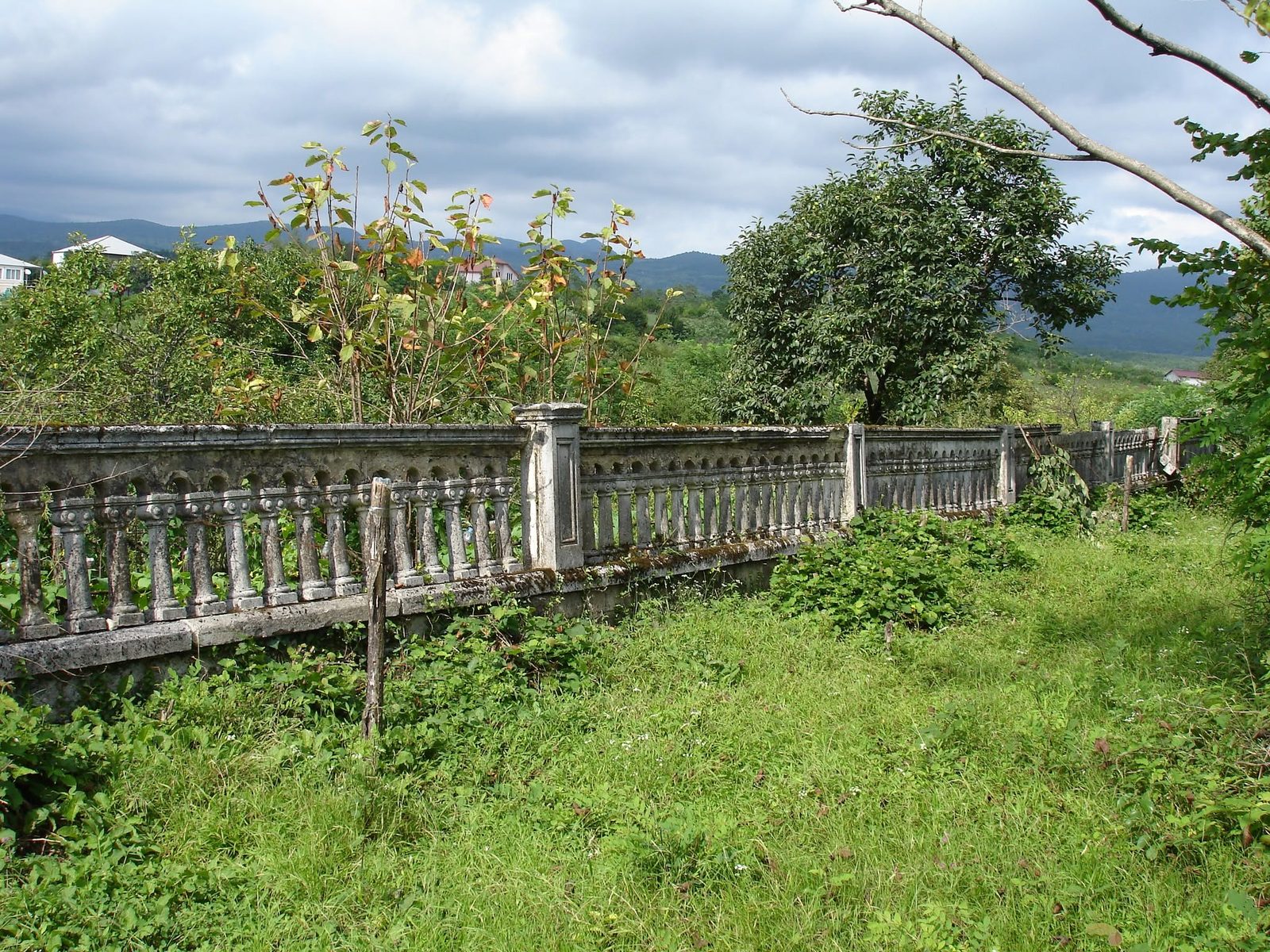Eine alte Balustrade vor den Hügeln.