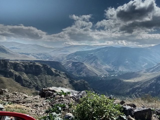Über die Berge zur Höhlenstadt