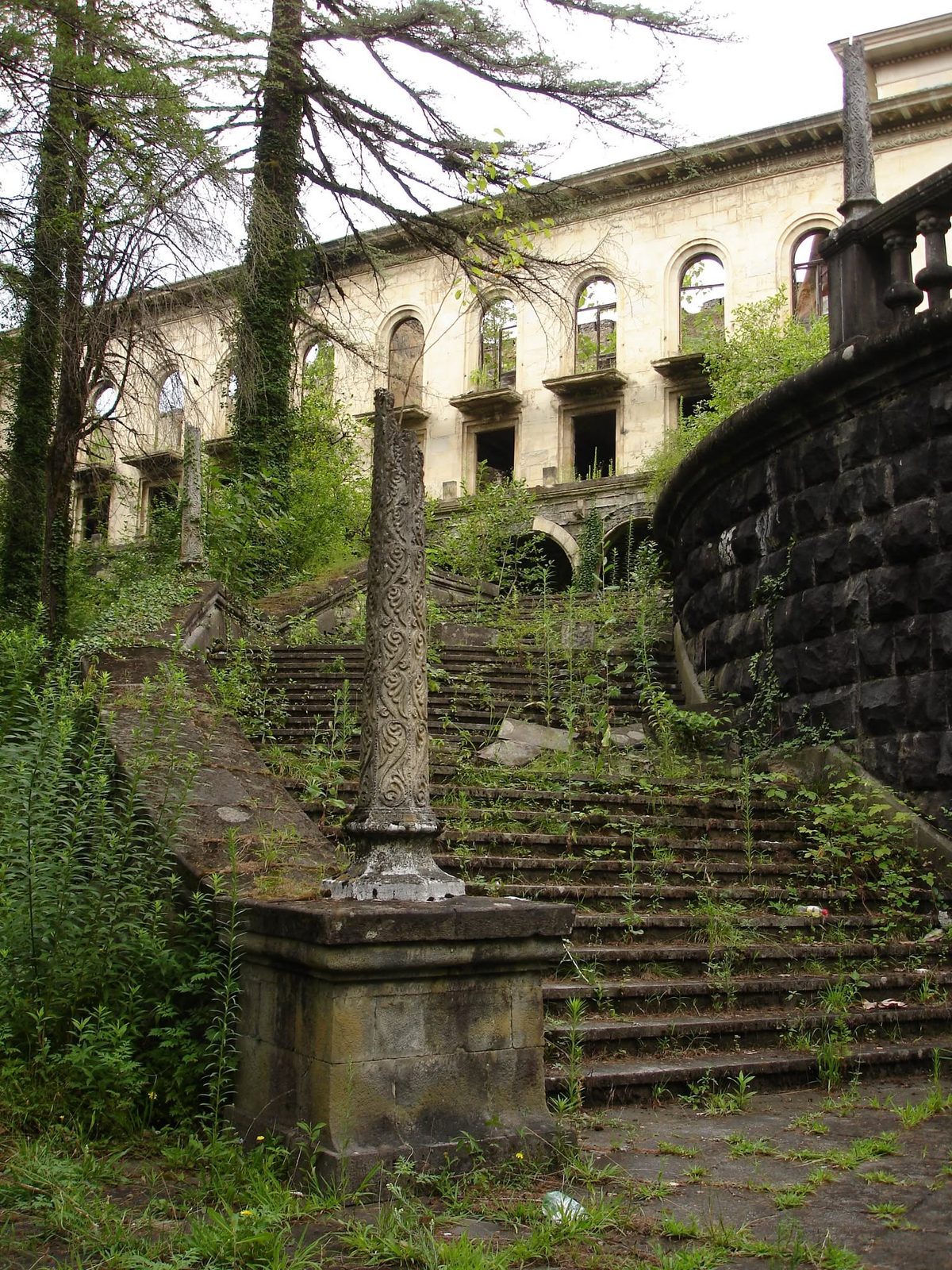 Eine überwucherte Treppe an einem der Gebäude.