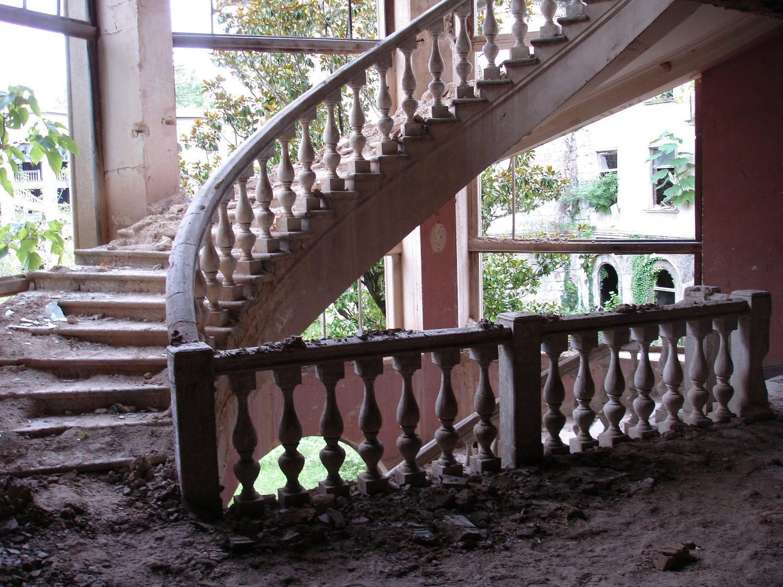 Eine Wendeltreppe, an der die Geländerstäbe noch stehen.