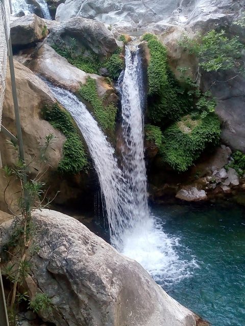 Ein Tag in den Bergen: Wasserfall und Nebelhänge