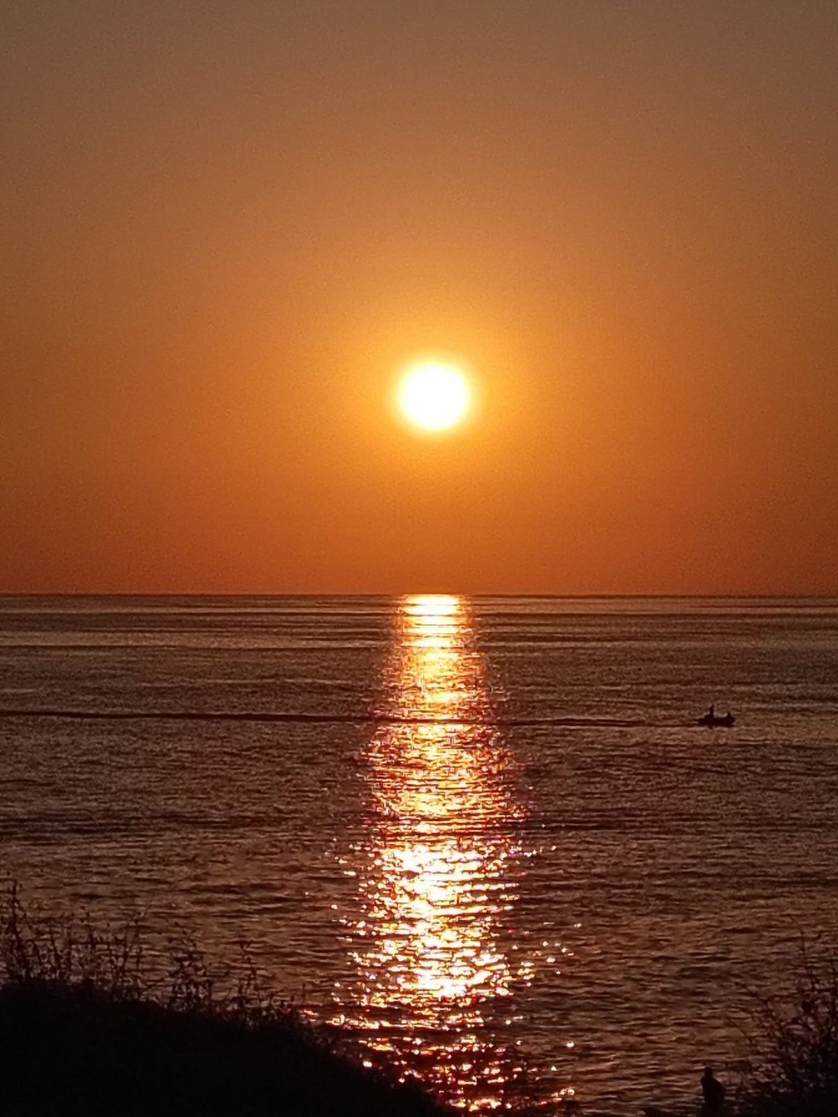 Sonnenuntergang über dem Meer: Die Sonne sinkt zum Horizont.